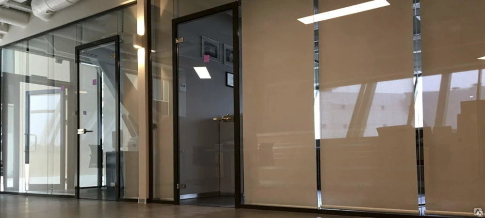 Офисные двери: особенности стеклянных дверей