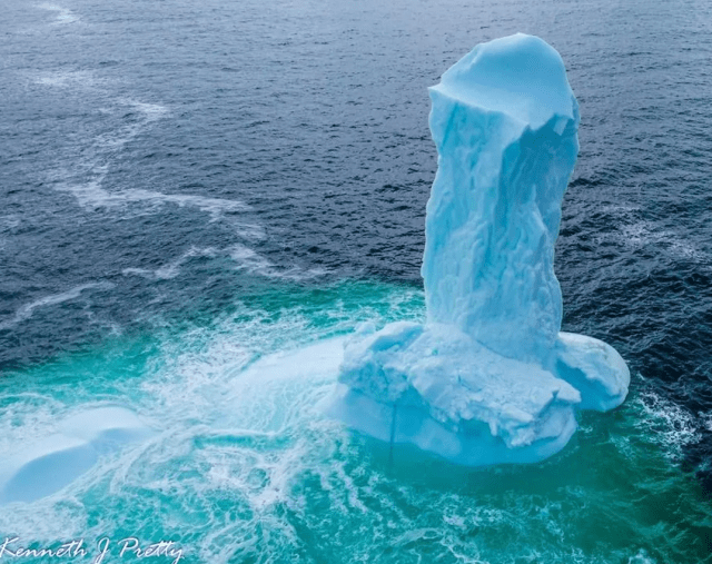 Необычный айсберг фото