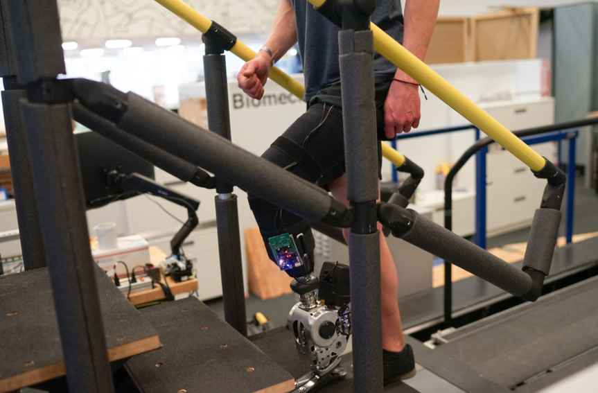 Революционный бионический коленный протез возвращает свободу движений