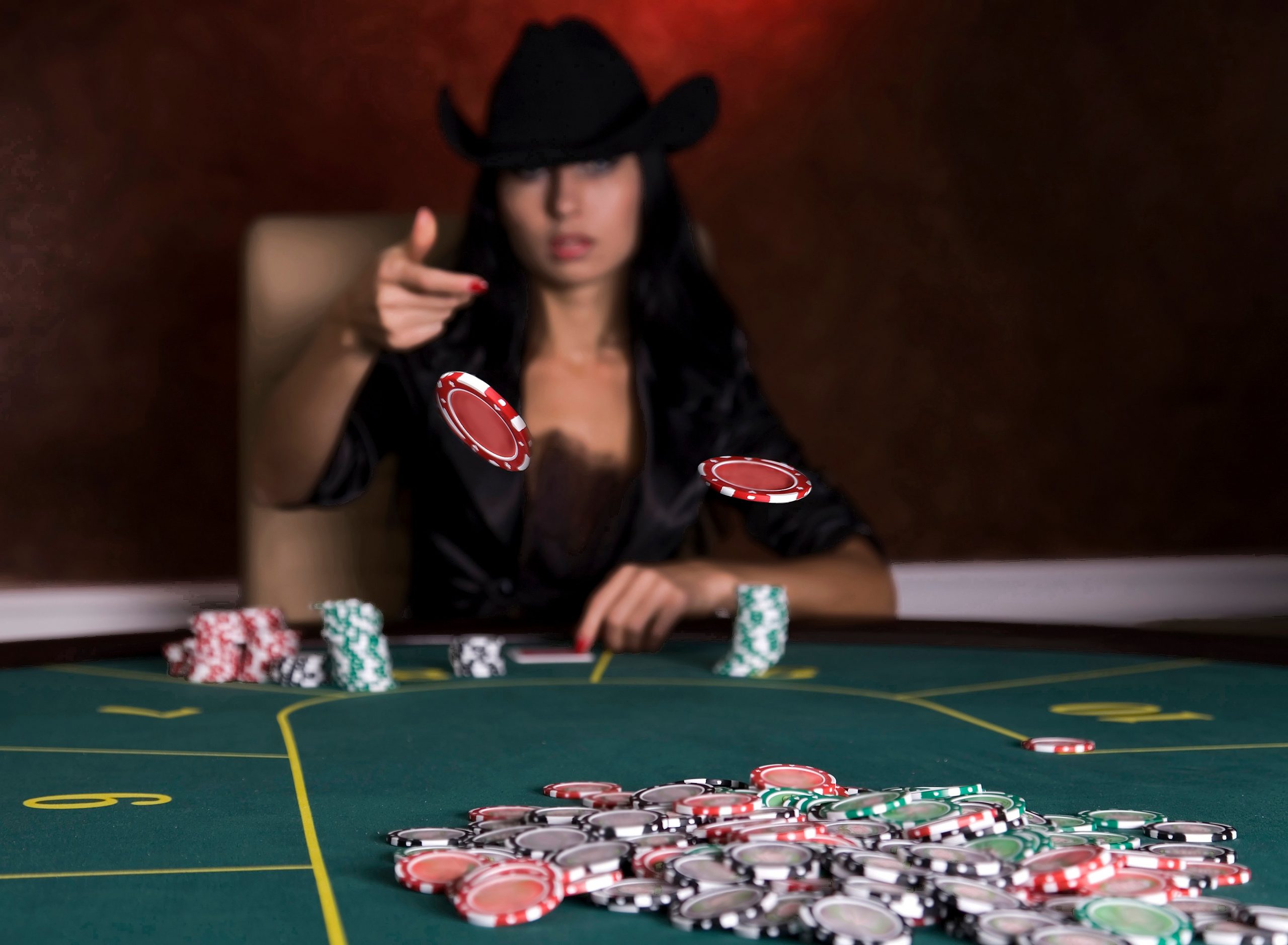 Как играть в покер с двумя дамами в стартовой руке в покерок?