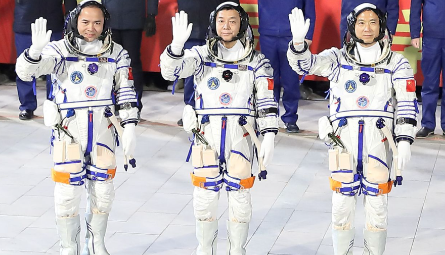 китайскую космическую станцию отправлен новый экипаж